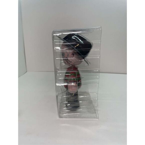 A Nightmare On Elm Street Freddy Krueger- Mez-Itz - Designer Vinyl Figure w/ Hat - Picture 4 of 6